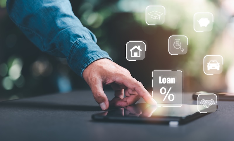 Man som använder dator för att låna pengar