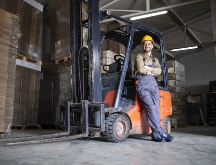 Truckförare intill truck